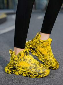 أحذية رياضية كاجوال بطبعات غرافيتي يمكن ارتداؤها من الجنسين، أحذية رياضية متعددة الاستخدامات، أحذية كرة السلة بنعل سميك مقاس كبير مع نمط غرافيتي عشوائي جديد