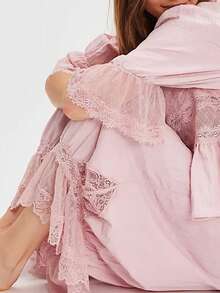 Pantalones capri para mujer, corte holgado, talle medio, estilo patchwork con encaje y diseño tipo farol; ropa casual y urbana. - Rosa - Ver 4