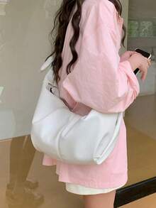 حقيبة جلدية ناعمة ذات سعة كبيرة بطيات هلالية بطراز رجعي، تتميز بأسلوب مريح وعادي وشامل، مثالية للتنقل كحقيبة كتف أو حقيبة متقاطعة الجسم.