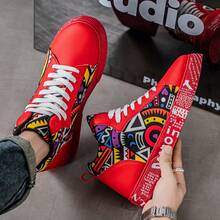 Zapatos casuales de skateboard de caña alta para hombres, rojos con estampado geométrico aleatorio, cómodos y versátiles con puntera redonda y cordones, para deportes al aire libre y senderismo, regalo de Navidad