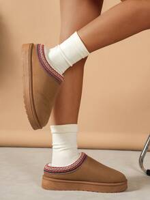 Bottes de neige pour femmes, Pantoufles mode intérieur/extérieur confortables en mousse, Marron châtaigne avec bordure, Pantoufles de maison moelleuses à enfiler