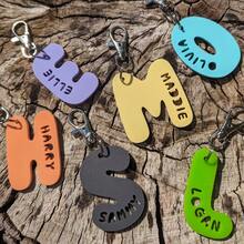 2 piezas Llavero personalizado con letra | Etiqueta de equipaje | Etiqueta de mochila Llavero con letra de burbuja de acrílico personalizado y colorido - Llavero personalizado - Regalo para niños y adultos - Etiqueta de equipaje - Regalo de Navidad - Bolsa de obsequio de fiesta, Etiqueta de nombre de mochila de acrílico DIY - Multicolor - Ver 11