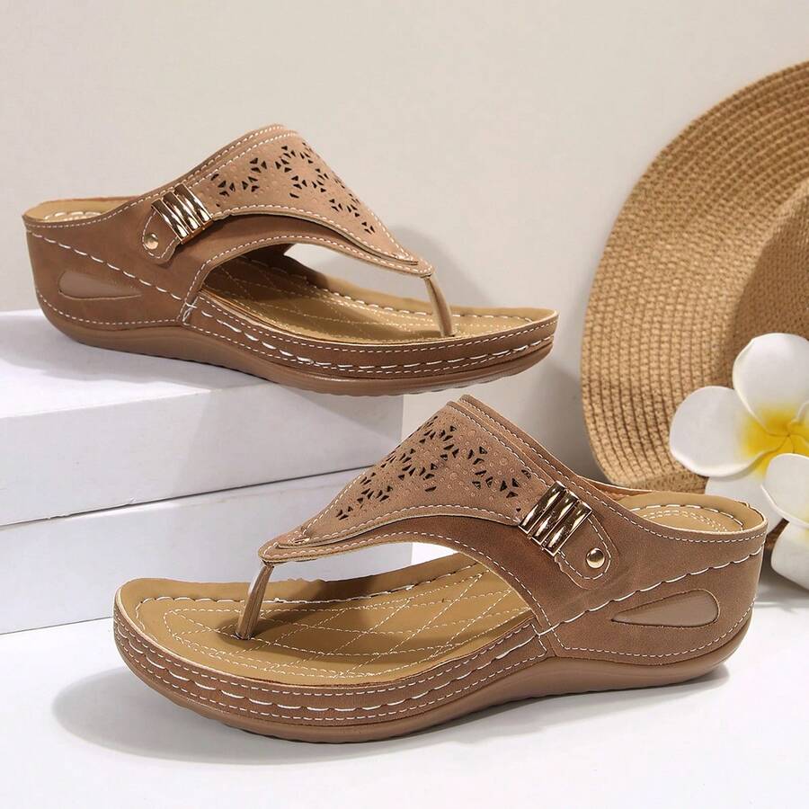 2026 New Style Women's Wedge Heel Flip-Flops - Breathable Hollow-Out Toe & Clip Design, Lightweight Synthetic Cover Sandals With Cushioned EVA Insole & Non-Slip PVC Sole, Slip-On All-Season Casual Shoes, Comfortable Footwear, Crisscross Strap Design, Durable Traction Footwear - 咖啡棕 - 查看 1