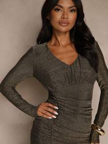 Vestido justo de viscose com cintura franzida e fio metálico