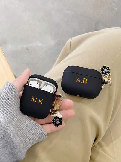 Personalización personalizada (incluido el colgante de flor pequeño), diseño de flor de aleación de aluminio minimalista, funda protectora de auriculares TPU, compatible con /2 y Pro 3, personalización de iniciales y nombre, adecuado para la temporada de regreso a la escuela, el Día de San Valentín, el cumpleaños, los días festivos y los regalos para hombres y mujeres.