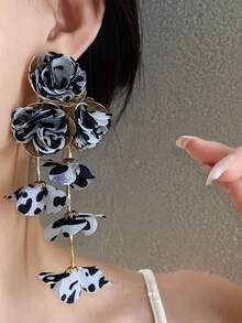 Pendientes con borlas con estampado de leopardo y flores de tela exagerada, pendientes personalizados de moda con un ambiente de lujo de alta gama