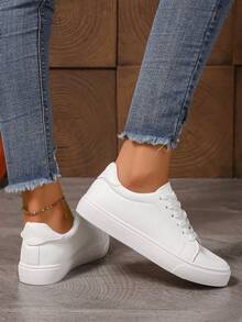 秋冬新款大码白色帆布运动鞋，百搭学生运动鞋，平底时尚校鞋，休闲系带小白鞋，舒适运动鞋（尺码偏小，请订购大一码）