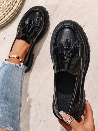 Black Round Toe Slip-On Loafers With Tassel Decor, Versatile For All Seasons