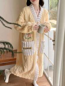 Cămașă de noapte decorativă din velur cu imprimeu floral din fleece coral de iarnă, halat de baie cald de iarnă, cămașă de noapte adorabilă cu mânecă lungă și decolteu în V cu buzunare, set de pijamale pentru femei de toamnă/iarnă, halat de baie lung din velur, haină de casă, stil îngroșat, îmbrăcăminte esențială pentru casă pentru sezoanele de toamnă și de iarnă, care vă însoțește prin iarna rece, decorațiuni calde de iarnă