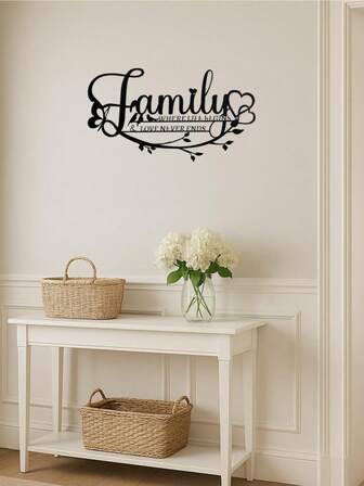 Hello Young 优雅的“FAMILY”金属墙饰。完美适用于客厅、卧室或浴室。采用复古烤漆工艺，防水防褪色。安装简便。寓意深刻，经久耐用，是馈赠佳品。适合现代家居装饰、家居装饰、房间装饰、卧室装饰、浴室装饰。