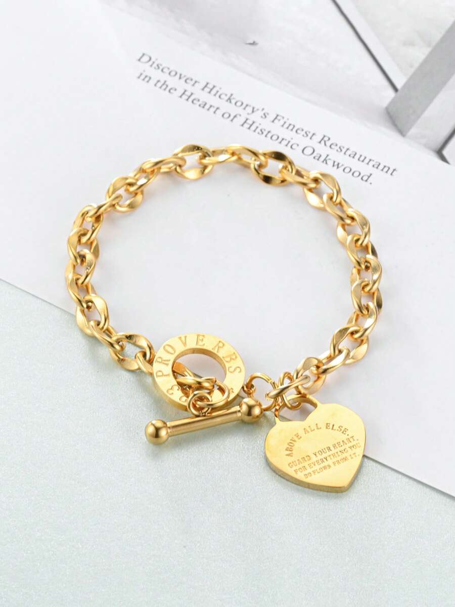 1条不锈钢心形雕刻钛金链手链，女士款，带T形扣，适合日常佩戴，也可作为约会礼物。