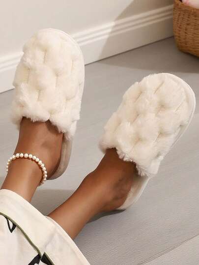 Nuevas zapatillas suaves y antideslizantes de moda para mujer para el hogar/dormitorio, zapatos de invierno blancos y esponjosos de piel sintética cómodos para damas