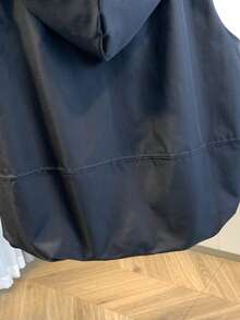 女士休闲无袖背心，时尚百搭的荷叶边下摆设计，纯色梭织宽松版型，带帽黑色外套背心，适合日常穿着、度假外出，可多种风格搭配，春夏款。 - 黑色 - 查看 7