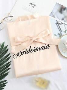 1 pièce Robe à lettre initiale de mariée et demoiselle d'honneur, tenue de préparation pour la fête nuptiale, accessoires pour cérémonie et réception de mariage. Pyjama de printemps/été pour demoiselle d'honneur, robe de mariée, meilleure amie. Peignoir de mariée brodé. Fournitures de mariage. Accessoires de fête de mariage en plein air. + 1 paire de pantoufles