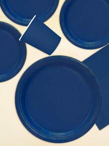 10件套海军蓝派对用品套装，包括纸盘、餐巾纸、纸杯和餐具，适合海军蓝主题派对装饰。蓝色纸盘套装，派对礼包，适合男士洗礼、生日、毕业派对及其他场合。 - 深藍 - 查看 3