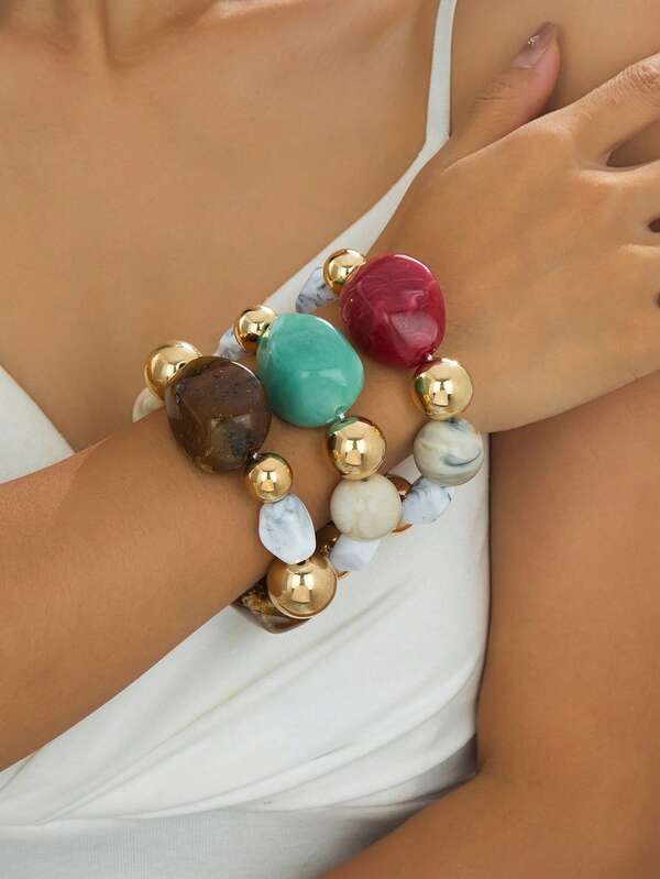 Este pacote com várias pulseiras marrons de contas grossas apresenta seu novo acessório favorito. Esta pulseira apresenta contas de jade de imitação e vem com elásticos. Adicione-as às suas atividades favoritas e encontre um final que certamente chamará a atenção.