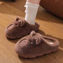 Pantufas de pelúcia macias, quentinhas e antiderrapantes, modelo 2025, com estampa fofa de capivara e bico fechado, essenciais para o inverno. - Castanho escuro - Ver 3