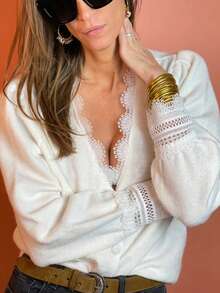Miękki, biały kardigan damski z dekoltem w serek i koronkowymi akcentami – uniwersalny, idealny na co dzień i na półformalne okazje