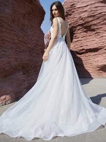 Elegantes vestidos de novia con escote profundo en V y encaje, con cola, sin espalda, de tul para bodas al aire libre en jardín. Vestidos de boda con cierre de cremallera en la espalda, estilo de bola, para uso formal con cola.