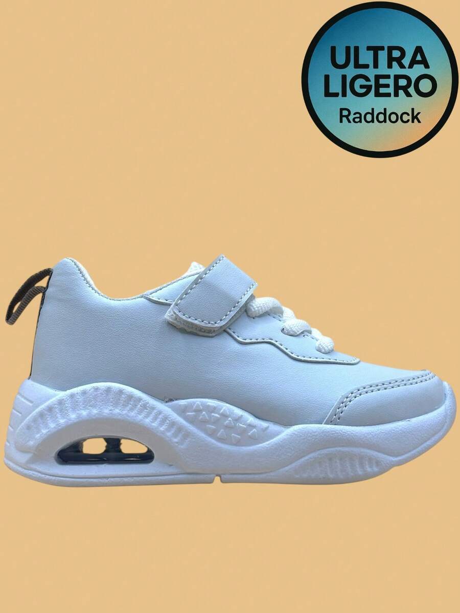 TENIS 1093 DISEÑADOS PARA EL USO DIARIO Y ESCOLAR, ESTOS TENIS COMBINAN COMODIDAD, RESISTENCIA Y ESTILO. SU SUELA DE VÁLVULA ULTRALIGERA BRINDA MAYOR AMORTIGUACIÓN Y CONFORT EN CADA PASO, IDEAL PARA LARGAS JORNADAS. EL AJUSTE CON CONTACTEL Y AGUJETAS PERMITE PONERLOS Y QUITARLOS FÁCILMENTE, ASEGURANDO UN CALCE FIRME. PERFECTOS PARA NIÑOS Y NIÑAS ACTIVOS, OFRECEN DURABILIDAD, LIGEREZA Y PRACTICIDAD, MANTENIENDO EL LOOK MODERNO Y LIMPIO QUE COMBINA CON CUALQUIER UNIFORME O OUTFIT CASUAL. - Blanco - Ver 1