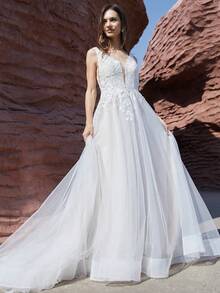 Elegantes vestidos de novia con escote profundo en V y encaje, con cola, sin espalda, de tul para bodas al aire libre en jardín. Vestidos de boda con cierre de cremallera en la espalda, estilo de bola, para uso formal con cola.