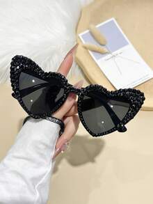 一副复古大框水钻心形猫眼眼镜，适合夏季海滩篝火派对、送礼、复古街头风、驾驶、防晒、户外旅行、派对、舞台表演、配饰、海滩防晒、情人节、婚礼新娘装扮、节日装扮、生日派对眼镜配饰 - 彩色 - 查看 4