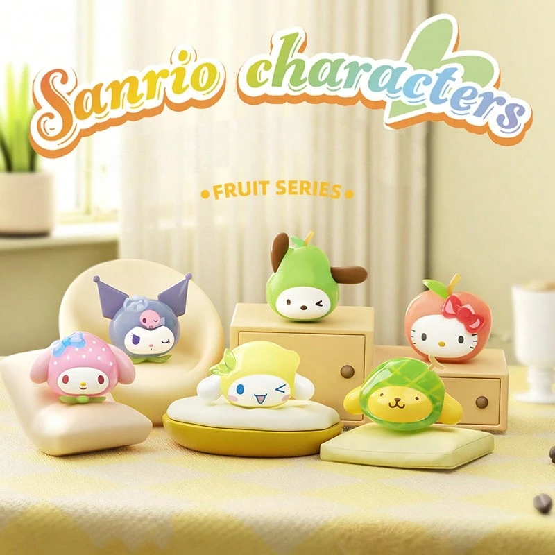 Sanrio 家族甜蜜水果系列可爱颗粒盲袋挂饰 - 可爱又装饰性的玩具，My Melody、Hello Kitty 和 Kuromi 搭配水果装；让你的夏天充满清新的水果香味～（赠品：1 片 3M 胶带用于汽车装饰）