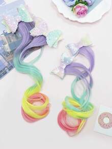 Pasadores de lazo grandes y pequeños en morado, verde, amarillo y rosa con cabello rizado. Lazo grande completamente cubierto de lentejuelas brillantes, lazo pequeño completamente cubierto de brillo fino