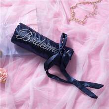 1 pièce Robe à lettre initiale de mariée et demoiselle d'honneur, tenue de préparation pour la fête nuptiale, accessoires pour cérémonie et réception de mariage. Pyjama de printemps/été pour demoiselle d'honneur, robe de mariée, meilleure amie. Peignoir de mariée brodé. Fournitures de mariage. Accessoires de fête de mariage en plein air. + 1 paire de pantoufles