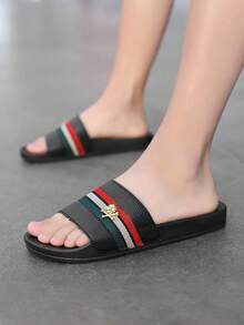 Ciabatte estive da uomo taglie forti, misure 36-48, scarpe casual comode per esterni, leggere e antiscivolo, pantofole resistenti e traspiranti, adatte per uso esterno e quotidiano (motivo asimmetrico). Le suole di queste ciabatte sono in materiale EVA. Non esporre a luce solare diretta per lungo tempo, altrimenti le scarpe si restringeranno. Vestibilità ampia - nero - Visualizzare 8