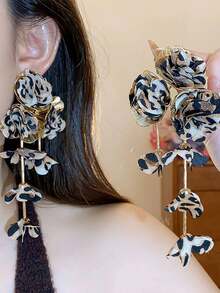 Pendientes con borlas con estampado de leopardo y flores de tela exagerada, pendientes personalizados de moda con un ambiente de lujo de alta gama