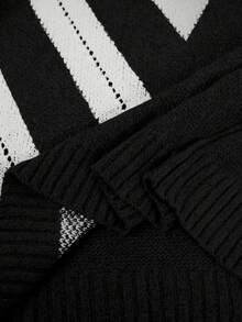 Suéter Plus Size com Gola Alta e Ombro a Ombro em Tricô com Detalhes em Patchwork em Cores Contrastantes