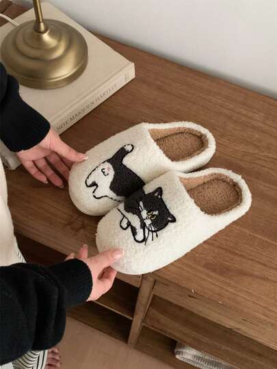 XIXITIAO 1 Pair Plush Cat Shaped Flat Slippers, Unisex Warm Indoor Non-Slip Soft Bottom Couple Slippers, Cute Furry Slippers Suitable For Home, Party Wear