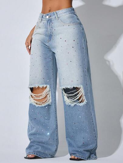 Calça Jeans Feminina Casual de Cintura Baixa, Perna Larga, Azul, Rasgada, com Bolso Inclinado, Curva e Bordado de Strass