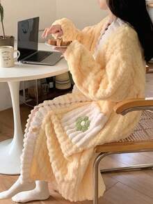 Cămașă de noapte decorativă din velur cu imprimeu floral din fleece coral de iarnă, halat de baie cald de iarnă, cămașă de noapte adorabilă cu mânecă lungă și decolteu în V cu buzunare, set de pijamale pentru femei de toamnă/iarnă, halat de baie lung din velur, haină de casă, stil îngroșat, îmbrăcăminte esențială pentru casă pentru sezoanele de toamnă și de iarnă, care vă însoțește prin iarna rece, decorațiuni calde de iarnă