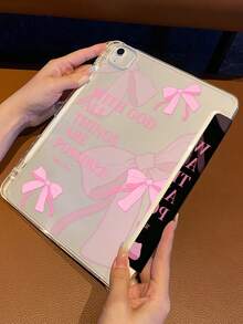 这款平板电脑保护套采用透明硬壳和磁吸折叠式前盖相结合的设计。它轻薄便携，时尚实用。设计以粉色蝴蝶结和经典英文经文“在神凡事皆有可能”为中心，传递积极的信念和力量。 - 彩色 - 查看 4