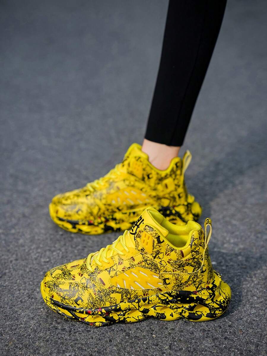 أحذية رياضية كاجوال بطبعات غرافيتي يمكن ارتداؤها من الجنسين، أحذية رياضية متعددة الاستخدامات، أحذية كرة السلة بنعل سميك مقاس كبير مع نمط غرافيتي عشوائي جديد