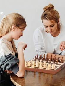 1 Stücke handgefertigter Holz Falt Schach Internationales Set, Mini 24 x 24 cm handgefertigtes Spielbrett zum Verstauen, 3-in-1 Schachbrett Spiel (Schach, Dame, Backgammon), geeignet für erwachsene Anfänger. Die multifunktionalen schwarz-weißen Holzschachfiguren des internationalen Schachspiels können zusammengeklappt werden.