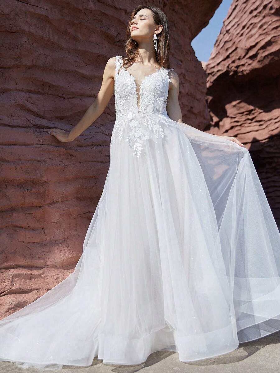 Elegantes vestidos de novia con escote profundo en V y encaje, con cola, sin espalda, de tul para bodas al aire libre en jardín. Vestidos de boda con cierre de cremallera en la espalda, estilo de bola, para uso formal con cola.