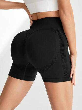 Un paio di pantaloncini neri aderenti e modellanti, realizzati in tessuto confortevole, adatti per yoga, ciclismo all'aperto, escursionismo e uso quotidiano. Questi pantaloncini scolpiscono la vita e sollevano il lato B.