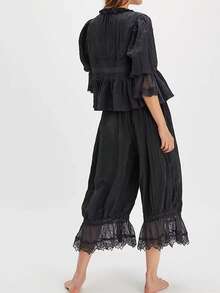 Pantalones capri para mujer, corte holgado, talle medio, estilo patchwork con encaje y diseño tipo farol; ropa casual y urbana. - Negro - Ver 4