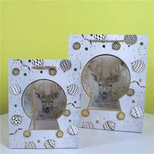 3 piezas Bolsas de regalo de Navidad - Tamaño mediano de 10 pulgadas, bolsas de regalo de papel grueso con impresión de Navidad de alta calidad. Conveniente para la temporada navideña, listo para regalar a granel. Hecho de cartón laminado mate de 210 g/m² para una sensación resistente y de alta calidad. Bolsas de regalo de papel con estampados de muñeco de nieve, árbol de Navidad y ciervo de Navidad.