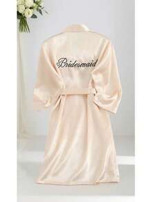 1 pièce Robe à lettre initiale de mariée et demoiselle d'honneur, tenue de préparation pour la fête nuptiale, accessoires pour cérémonie et réception de mariage. Pyjama de printemps/été pour demoiselle d'honneur, robe de mariée, meilleure amie. Peignoir de mariée brodé. Fournitures de mariage. Accessoires de fête de mariage en plein air. + 1 paire de pantoufles