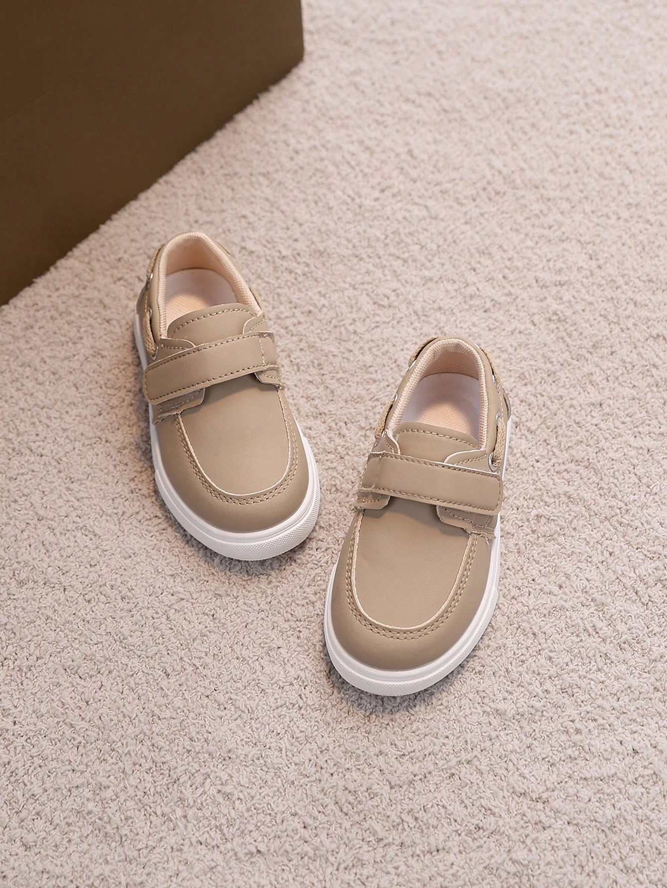 زوج من أحذية الأطفال الخارجية المسطحة والمريحة، أح...