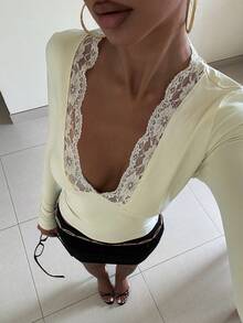 女士蕾丝拼接V领长袖上衣，柔软透气，性感百搭，适合日常穿着，春秋皆宜。 - 米色 - 查看 4