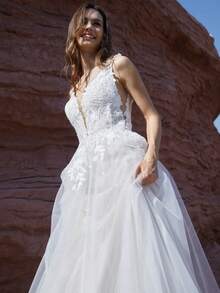 Elegantes vestidos de novia con escote profundo en V y encaje, con cola, sin espalda, de tul para bodas al aire libre en jardín. Vestidos de boda con cierre de cremallera en la espalda, estilo de bola, para uso formal con cola.
