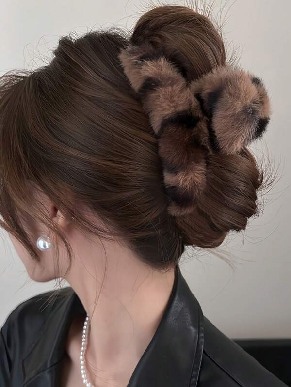 1pc Leopard Plush Hair Clip, Elegant French Style Hair Claw Hair Accessory For Women, Autumn/Winter Fall Fashion Animal Print Claw Clips Winter Hair Clutch Fuzzy Clips For Hair Hair Accessories For Women For Vacation Outfits Woman