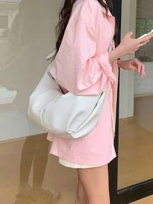 حقيبة جلدية ناعمة ذات سعة كبيرة بطيات هلالية بطراز رجعي، تتميز بأسلوب مريح وعادي وشامل، مثالية للتنقل كحقيبة كتف أو حقيبة متقاطعة الجسم.