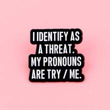 “我认同自己是一种威胁。我的代词是尝试/我。”珐琅别针翻领别针背包上的徽章女士胸针衣服礼物珠宝时尚配饰 - NR12497 - 查看 8