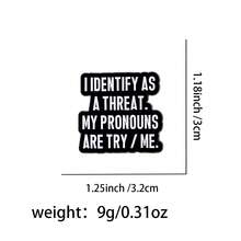 “我认同自己是一种威胁。我的代词是尝试/我。”珐琅别针翻领别针背包上的徽章女士胸针衣服礼物珠宝时尚配饰 - NR12497 - 查看 3